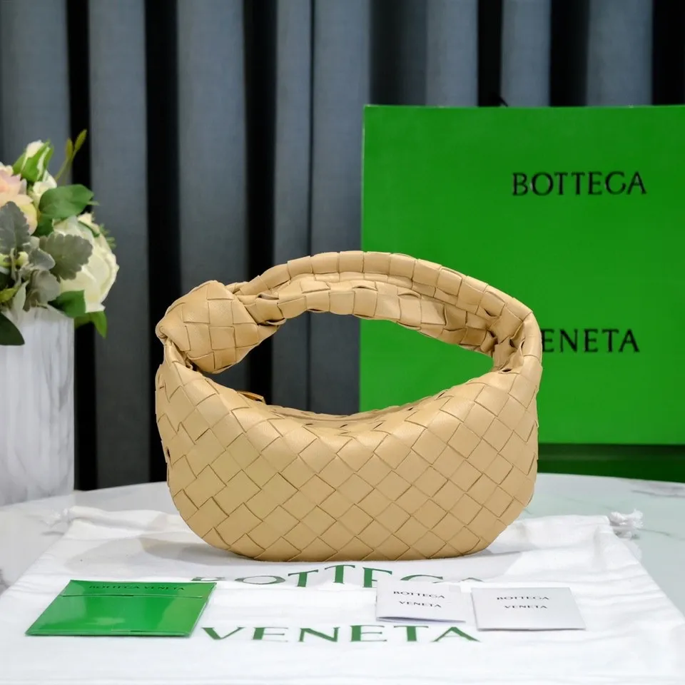 Batch 1120 BV Bottega Veneta's new early spring women's MINI JODIE handbag BV bag 🔥The new method is based on the original rounded corners, knotted with classic woven leather round hobo bag, The most iconic triangular pull-out design, using sheepskin draped soft shape, is super suitable for concave shapes~ Jodie feels really gentle to people, and is definitely the best item for daily matching. It has the same weave, new elements and twists, is compact and versatile, and is the new favorite of street style Internet celebrities! Dimensions: 23x28x8 Model: 6699-1